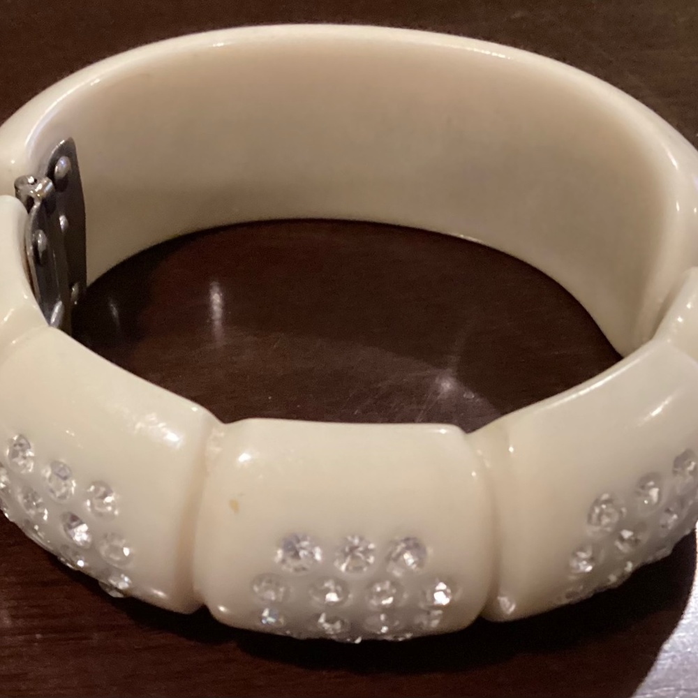 Lovely Ivory-colored Vintage Hinged/Jeweled Clamper Bracelet